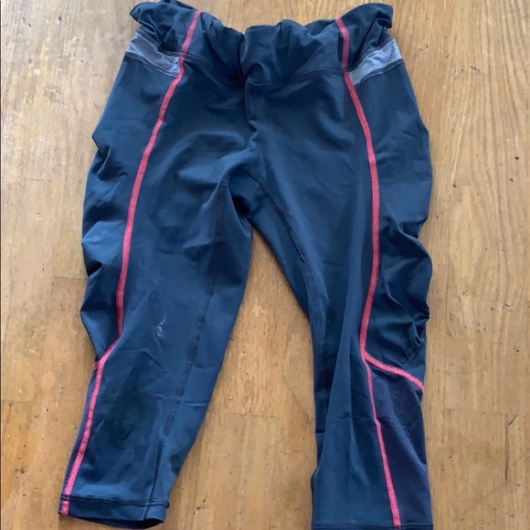 Lululemon knee cropped leggings - Picture 1 of 3